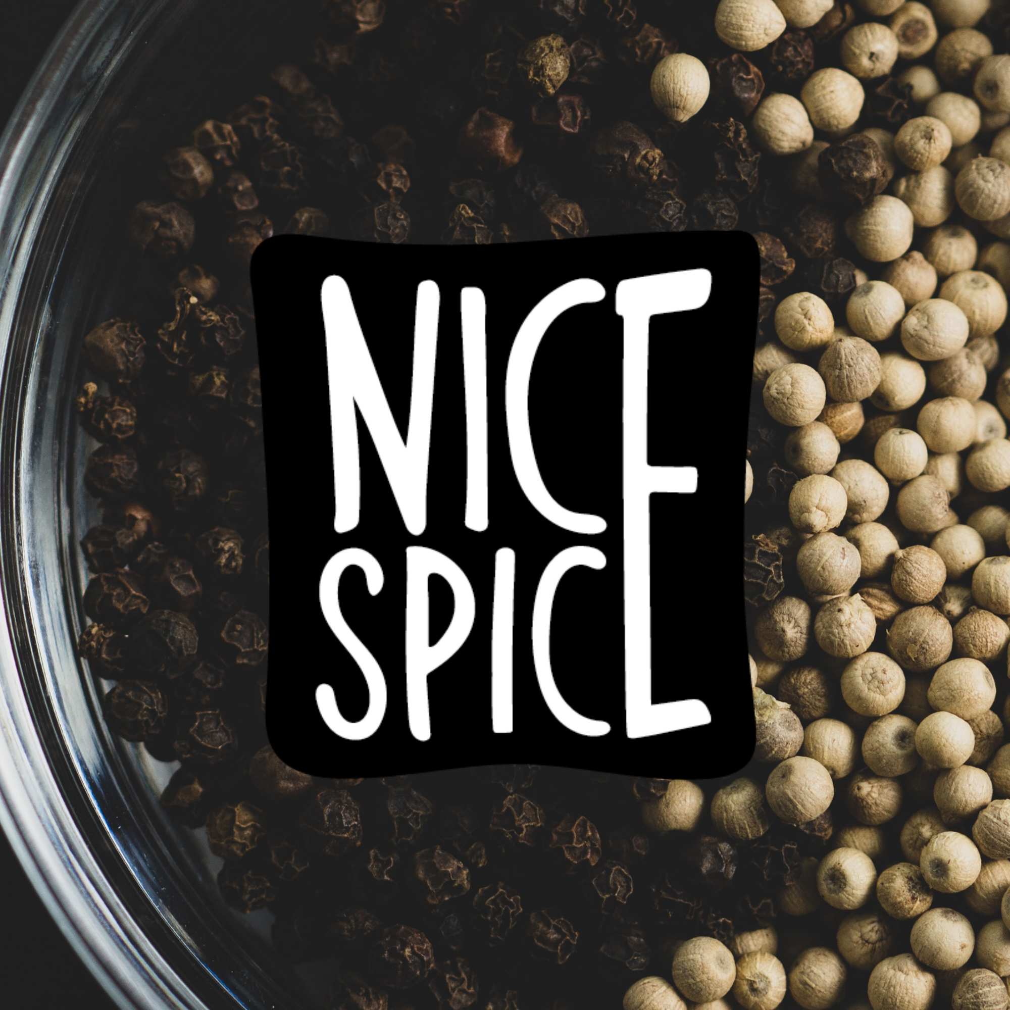 Nice Spice Logo mit schwarzem Pfeffer im Hintergrund