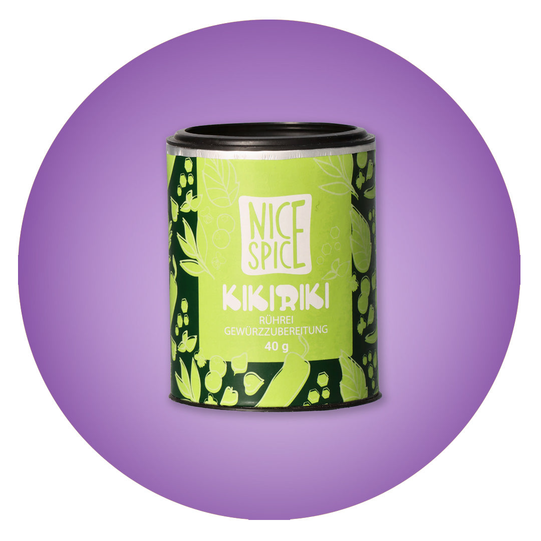 NICE SPICE Kikiriki Rührei Gewürzzubereitung in grüngelber zylinderförmiger Dose mit verspieltem Design vor violettem Hintergrund