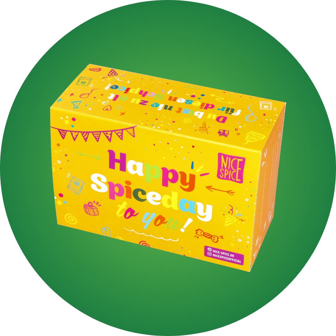 NICE SPICE Geburtstagsbox vor grünem Hintergrund