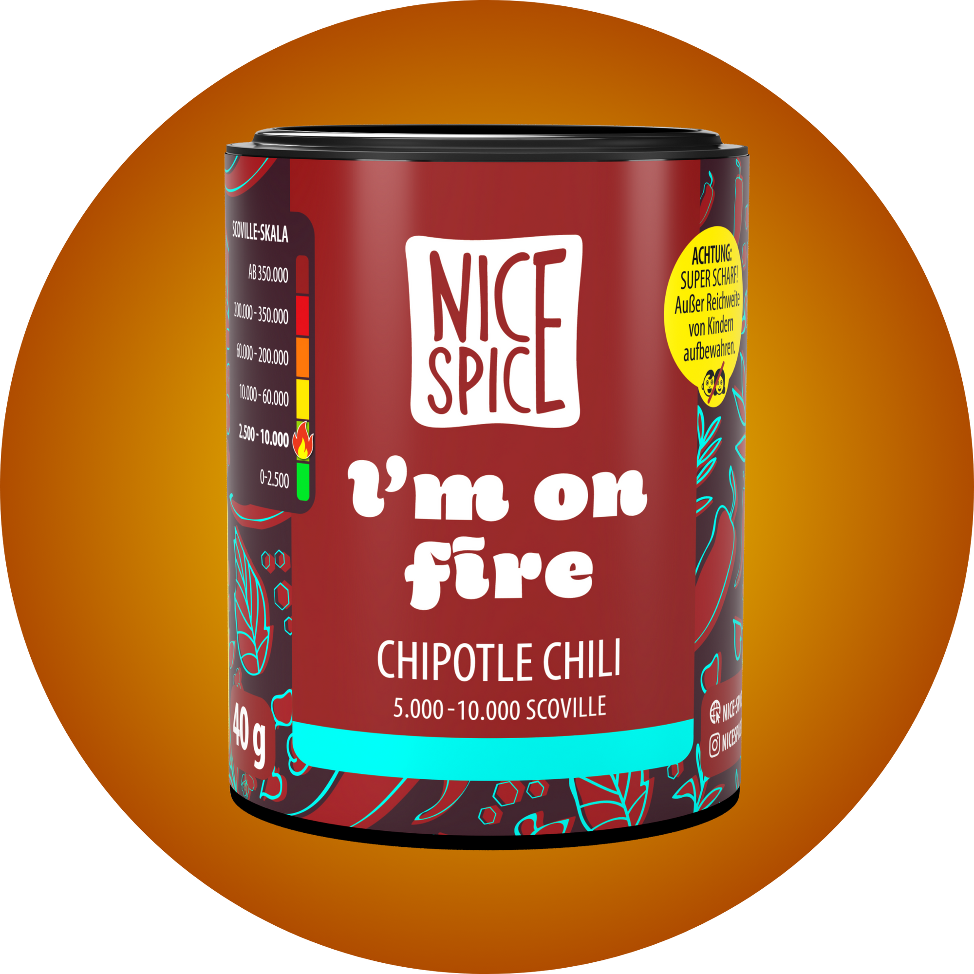 NICE SPICE Chipotle Chiliflocken in dunkelroter zylinderförmiger Dose in verspieltem Design vor orangem Hintergrund