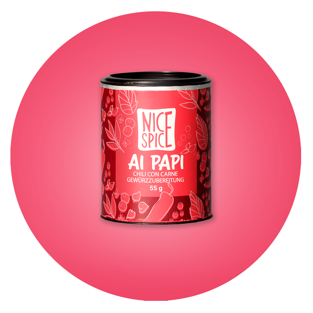 NICE SPICE Ai Papi Chili con Carne Gewürzzubereitung in roter zylinderförmiger Dose mit verspieltem Design vor rotem Hintergrund