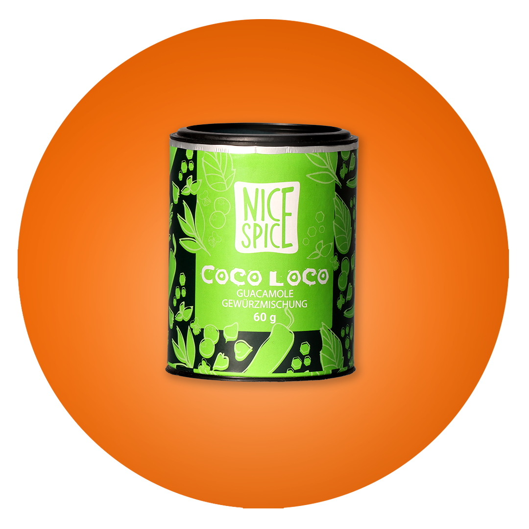 NICE SPICE Coco Loco Guacamole Gewürzmischung in zylinderförmiger grüner Gewürzdose mit verspieltem Design vor orangem Hintergrund