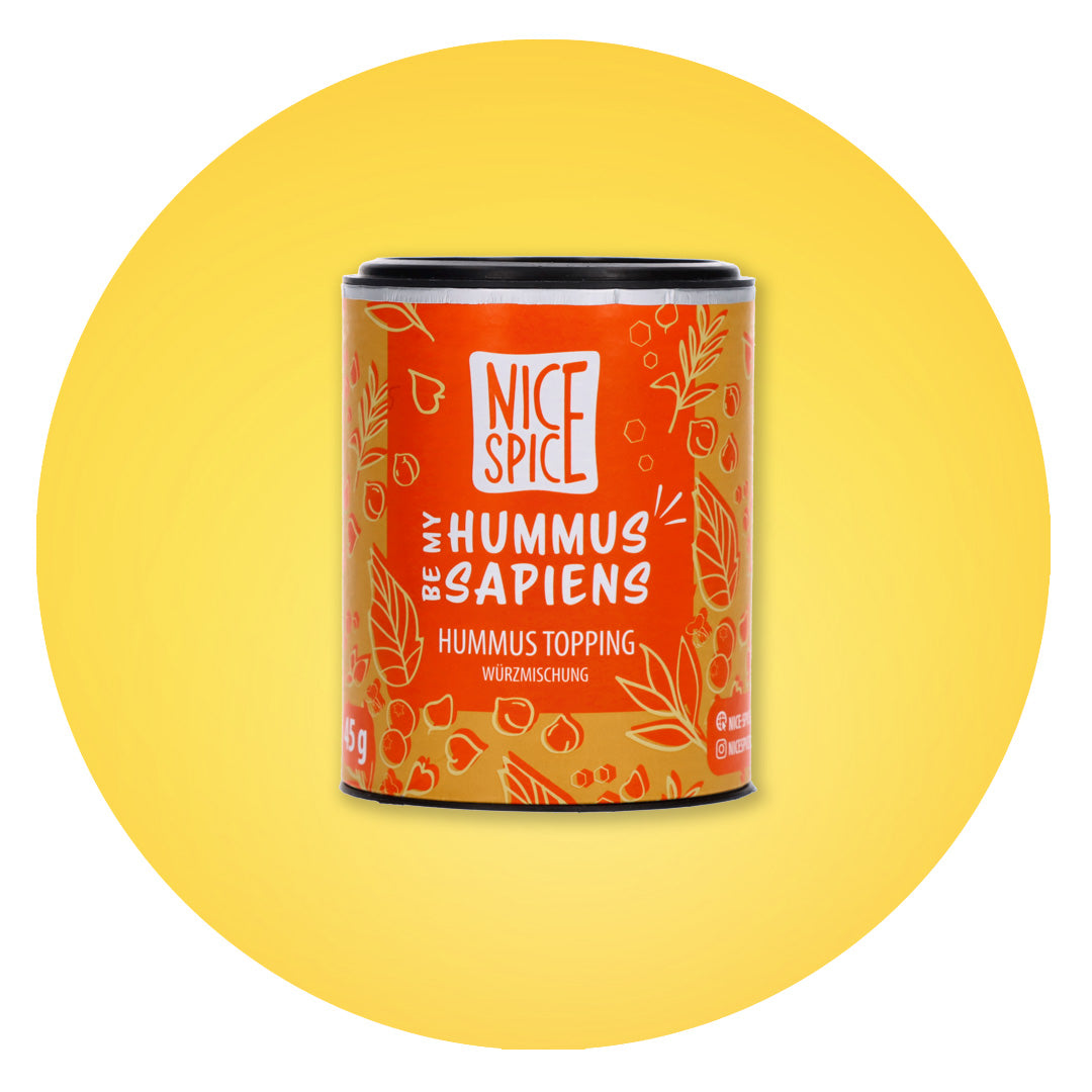 NICE SPICE Be My Hummus Sapiens Hummus Topping Würmischung in oranger zylinderförmiger Dose vor gelbem Hintergrund