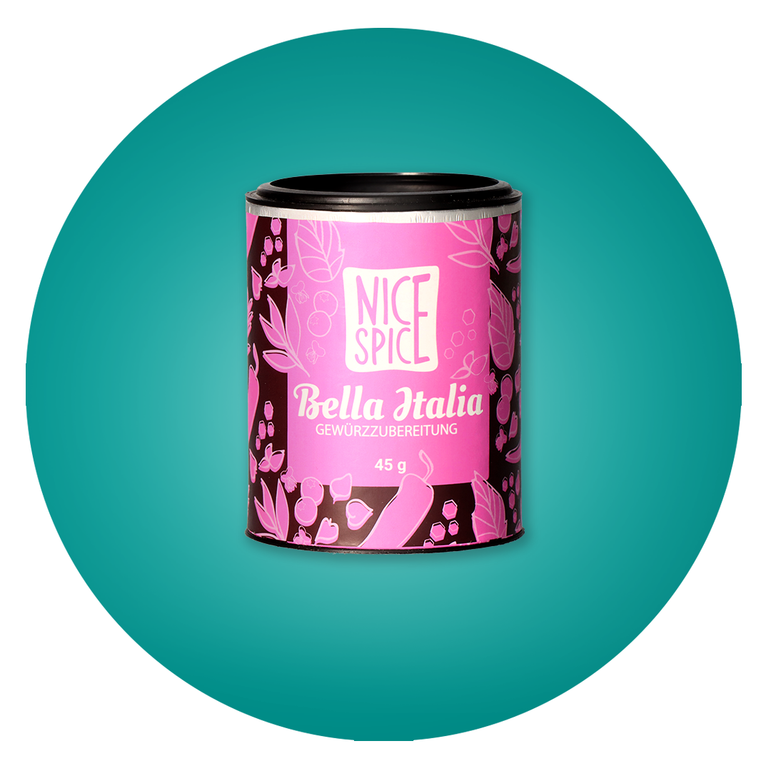 NICE SPICE Bella Italia Gewürzzubereitung in pinker zylinderförmiger Dose mit verspieltem Design vor türkisem Hintergrund