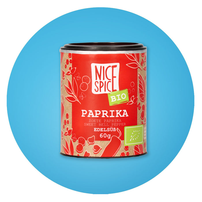 NICE SPICE Bio Paprika edelsüß in roter zylinderförmiger Dose mit verspieltem Design vor hellblauem Hintergrund